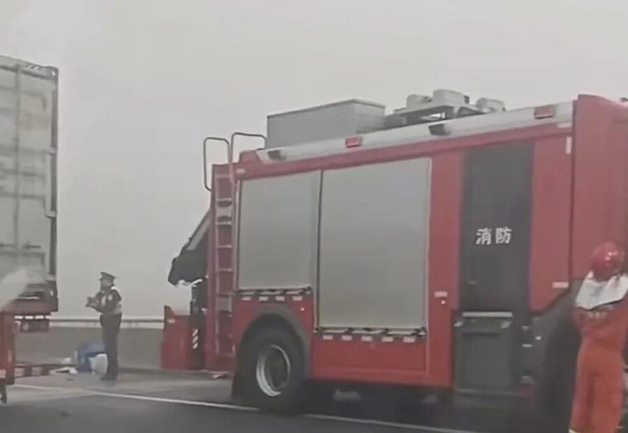 AG体育-G40沪陕高速往江苏方向发生一起多车相撞事故,1人抢救无效死亡